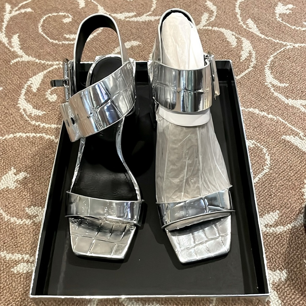 Sigerson Morrison
Carmel Metallic Mock-Croc Sandals
New in box. Size 37
